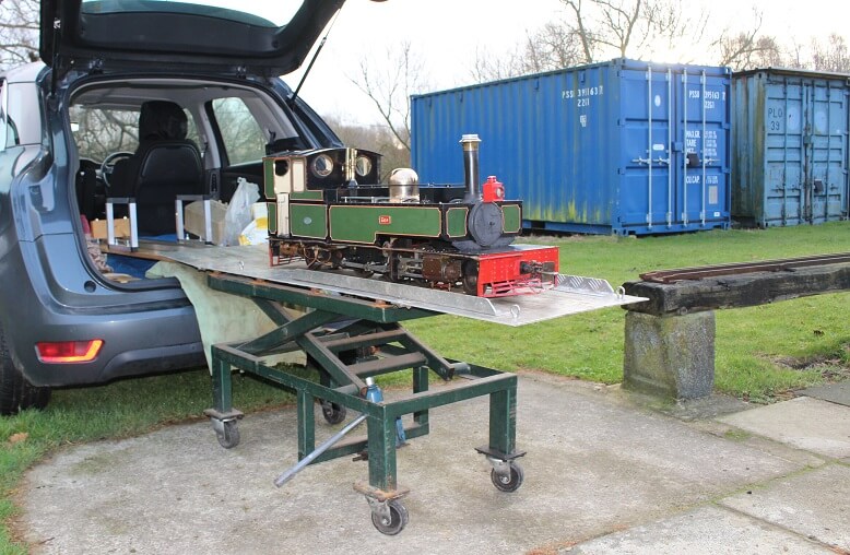 Hydraulic table with loco being taken out of a car