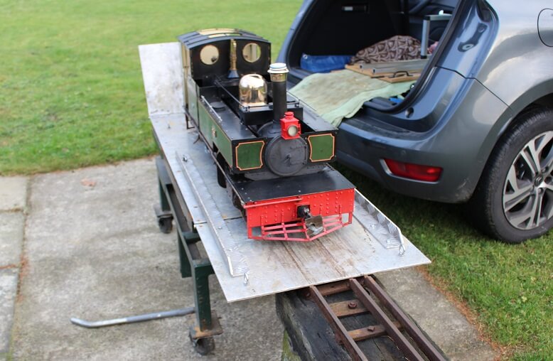 Hydraulic Unloading Table leading to track